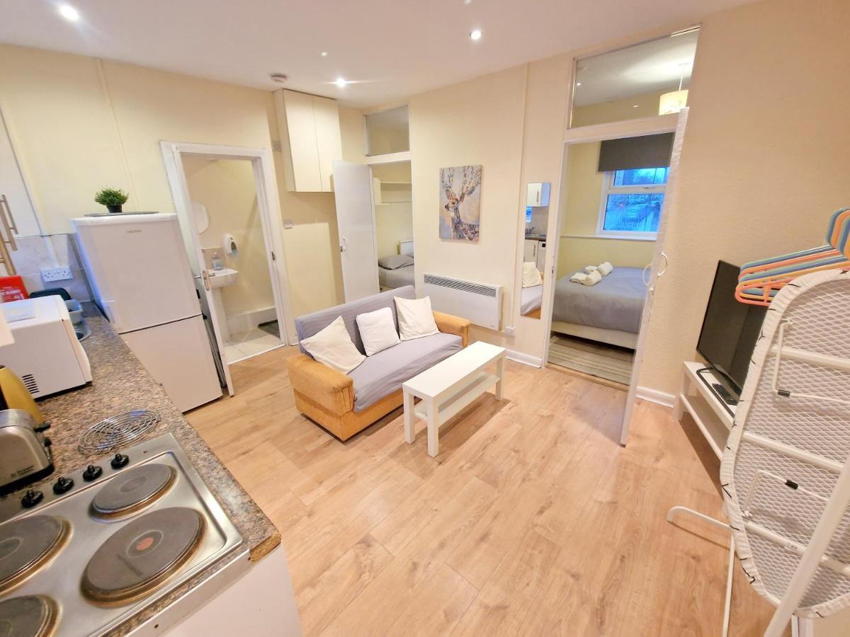 Super Studio With Two Bedrooms - Five Minutes From The Station! Лондон Екстериор снимка
