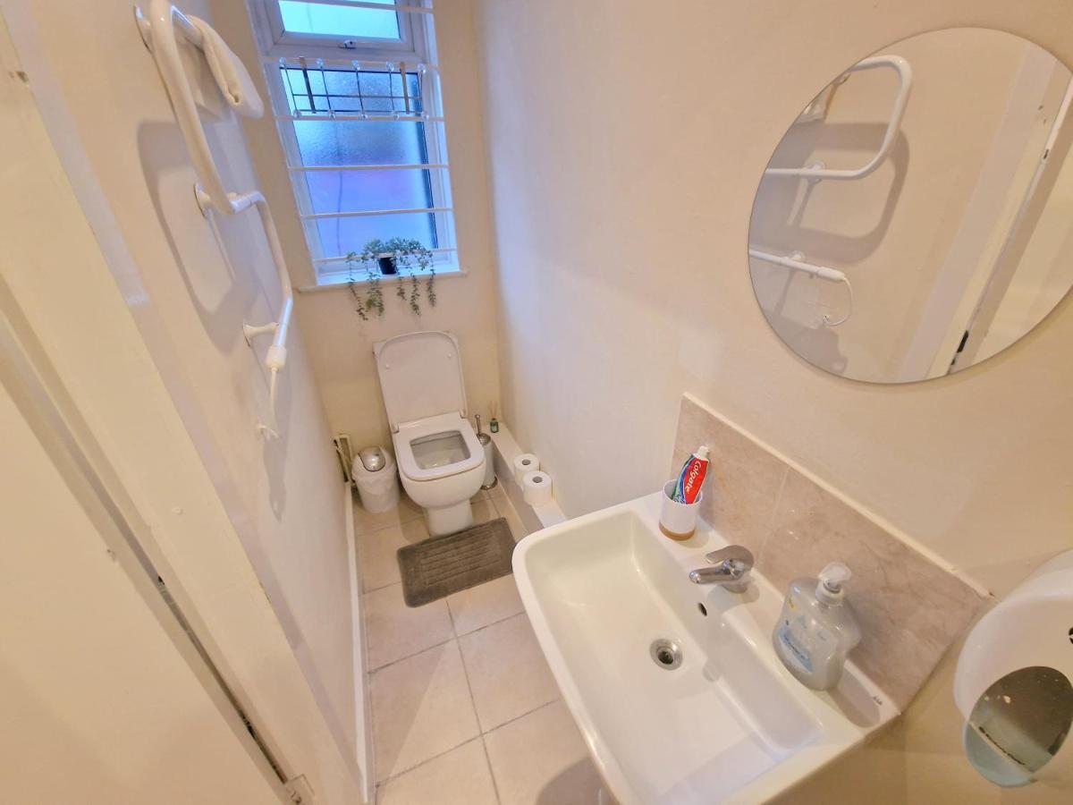 Super Studio With Two Bedrooms - Five Minutes From The Station! Лондон Екстериор снимка
