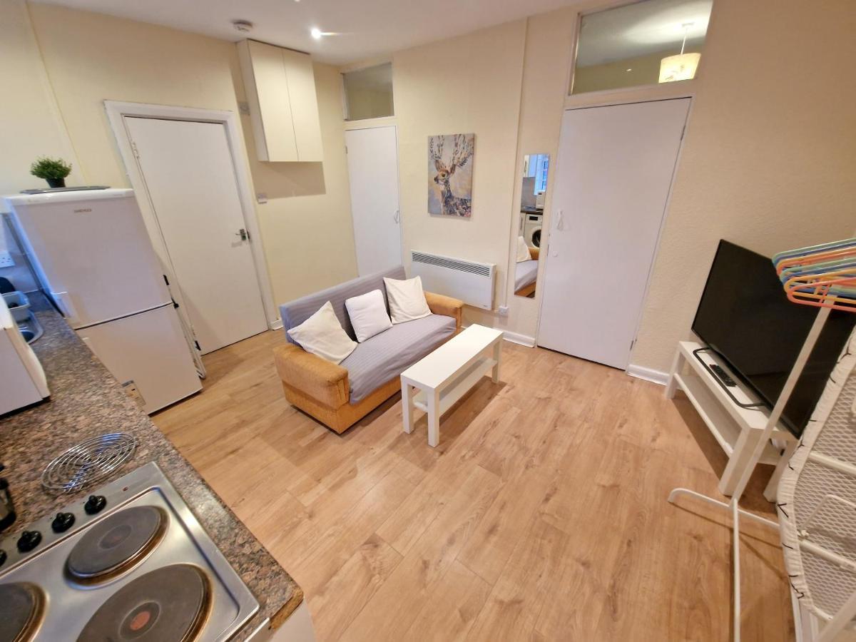 Super Studio With Two Bedrooms - Five Minutes From The Station! Лондон Екстериор снимка