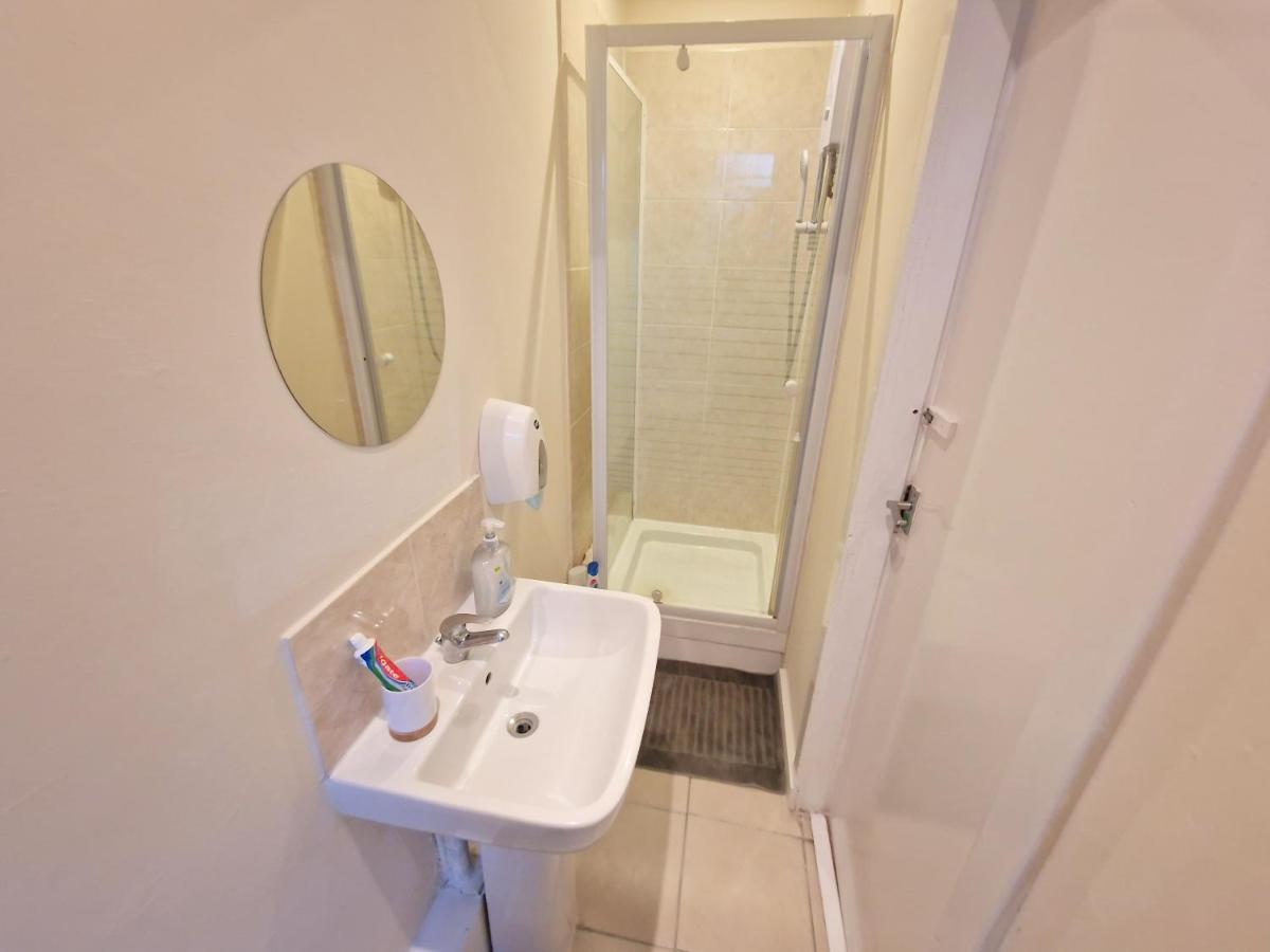 Super Studio With Two Bedrooms - Five Minutes From The Station! Лондон Екстериор снимка