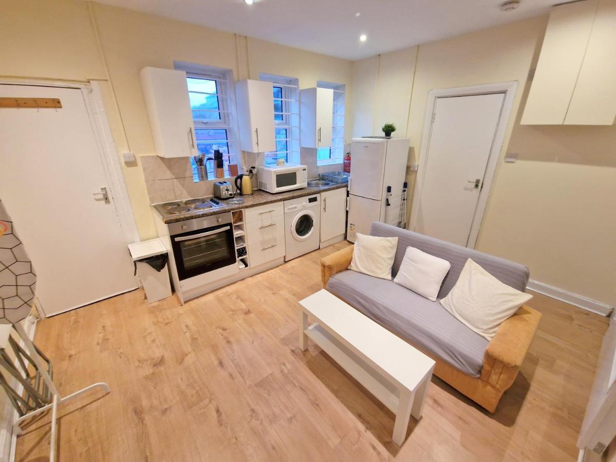 Super Studio With Two Bedrooms - Five Minutes From The Station! Лондон Екстериор снимка