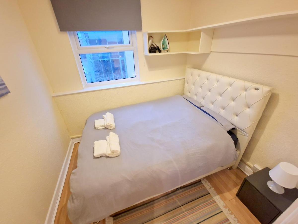 Super Studio With Two Bedrooms - Five Minutes From The Station! Лондон Екстериор снимка