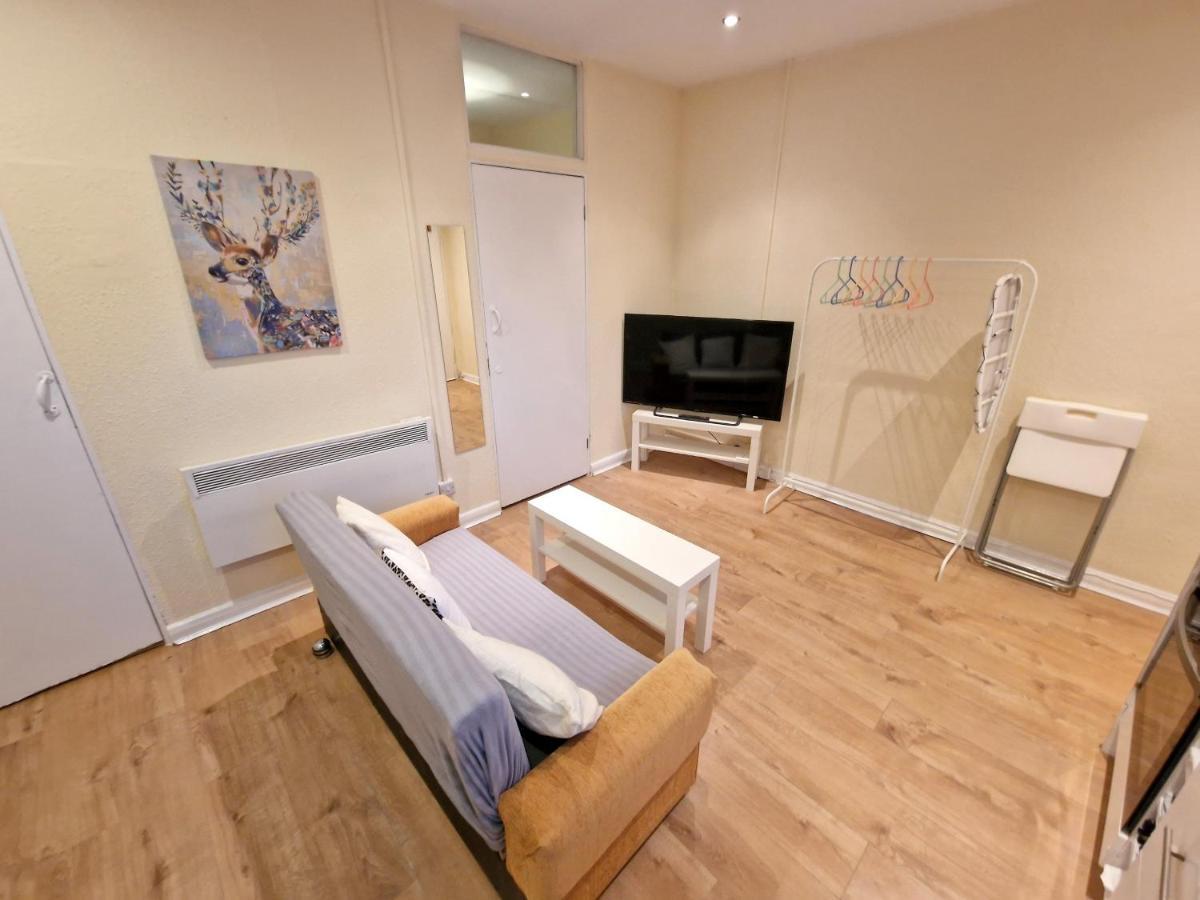 Super Studio With Two Bedrooms - Five Minutes From The Station! Лондон Екстериор снимка